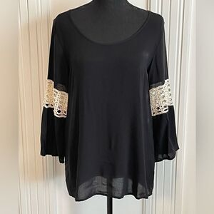 ‎Alya Black Top with Cream Embroidery